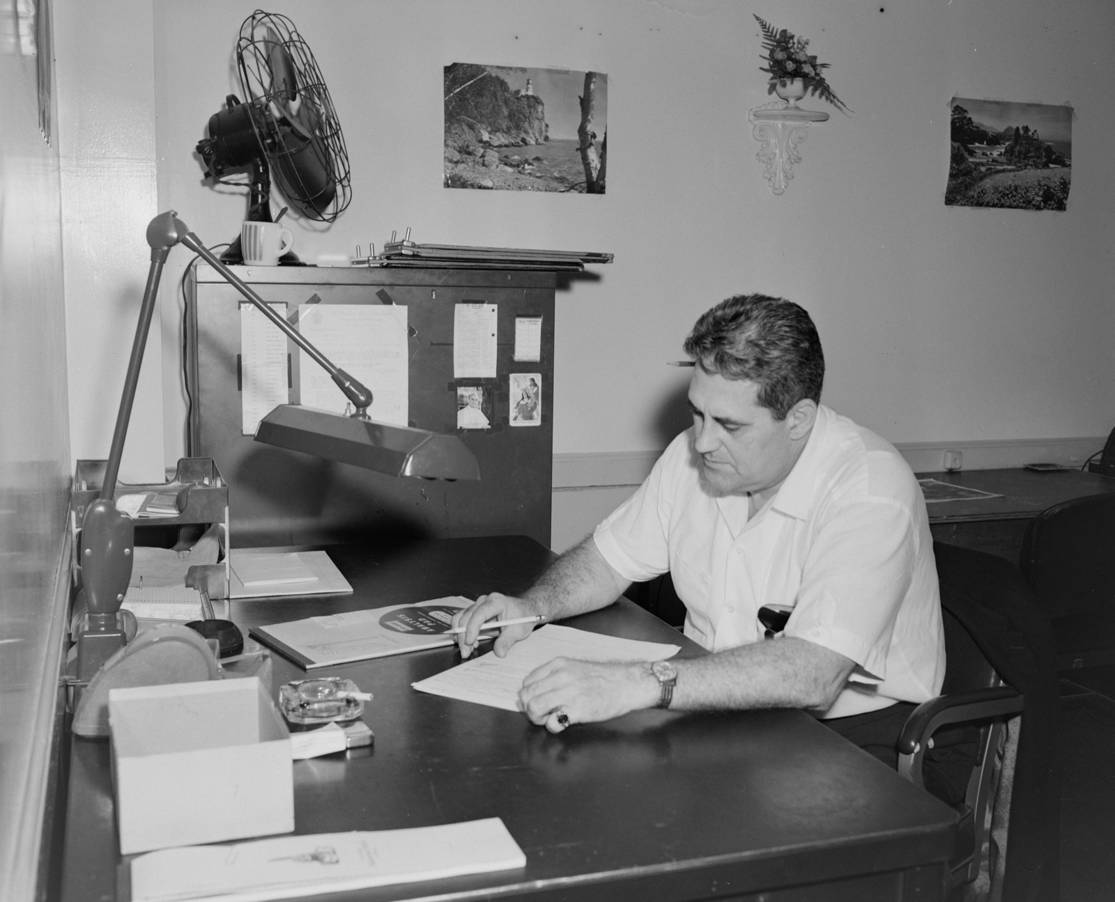 Persona revisando documentos en un escritorio