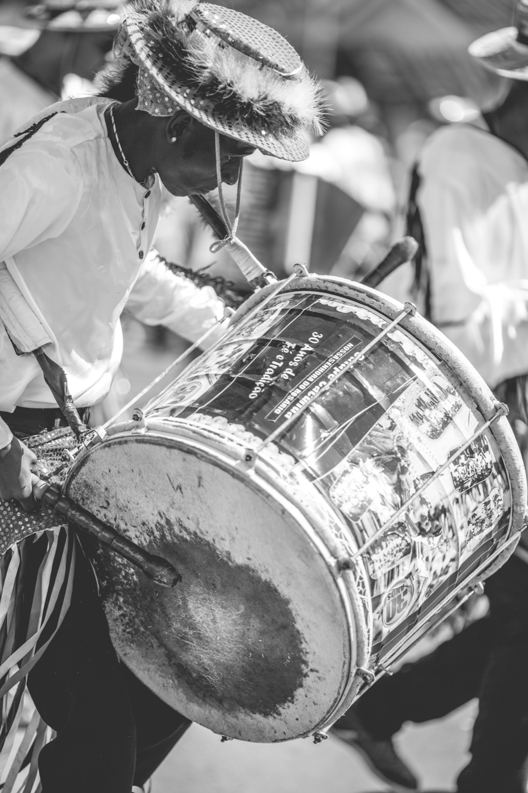 Músico tocando un tambor tradicional