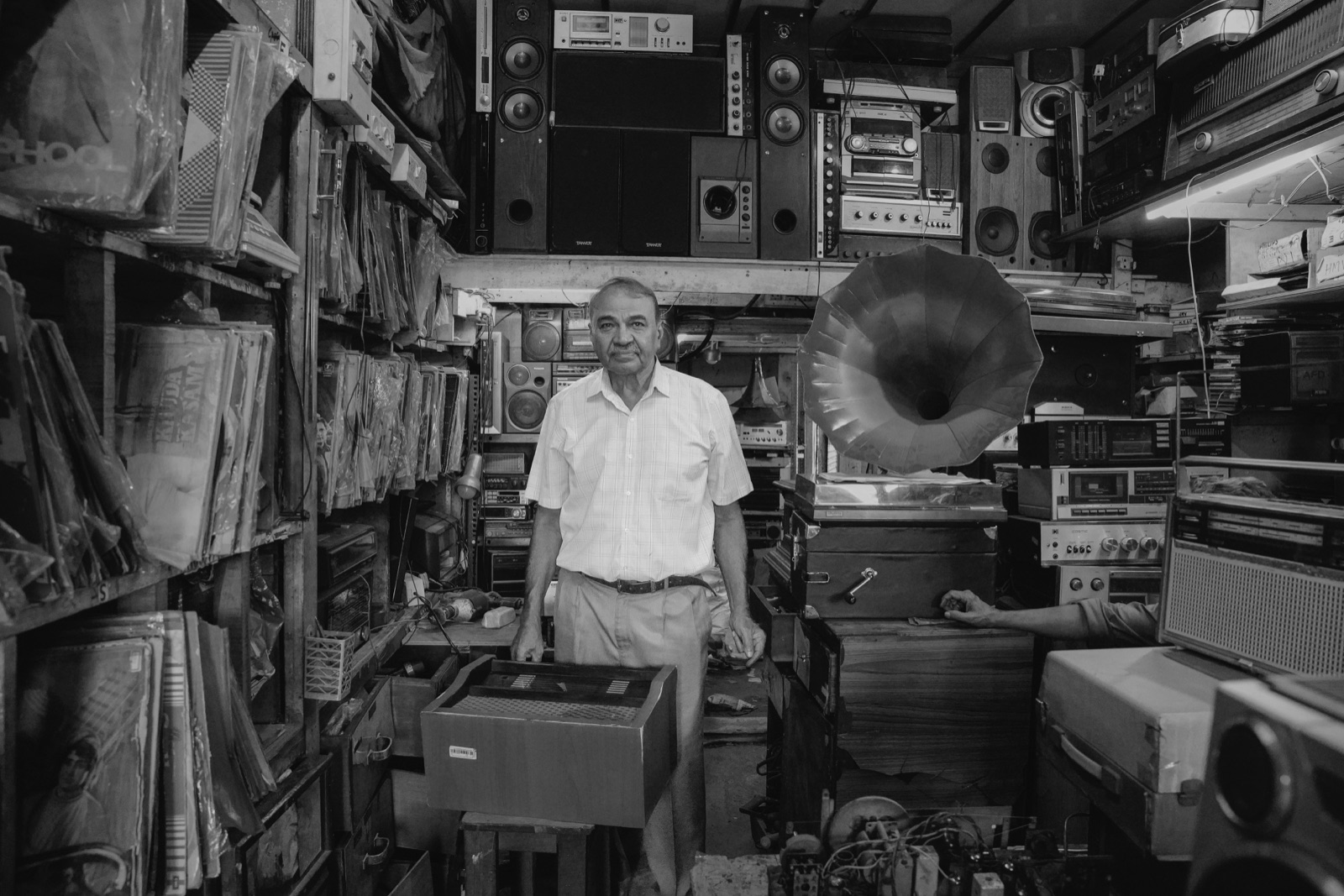 Coleccionista en una tienda de música y radios antiguas